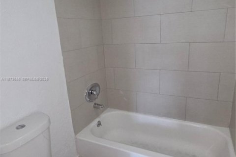 Condo in Doral, Florida, 2 bedrooms  № 2041288 - photo 8