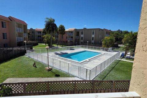 Condo in Doral, Florida, 2 bedrooms  № 2041288 - photo 4