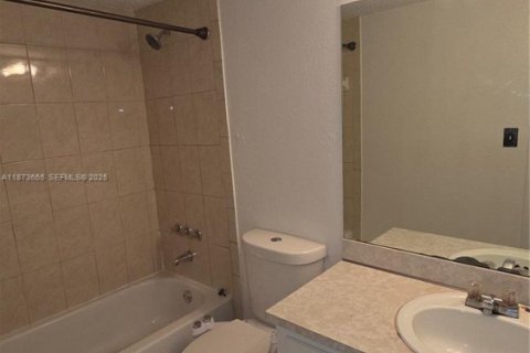 Condo in Doral, Florida, 2 bedrooms  № 2041288 - photo 11
