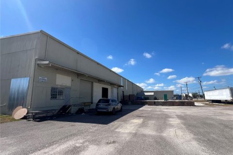 Commercial property in Tampa, Florida 3895.95 sq.m. № 2278044