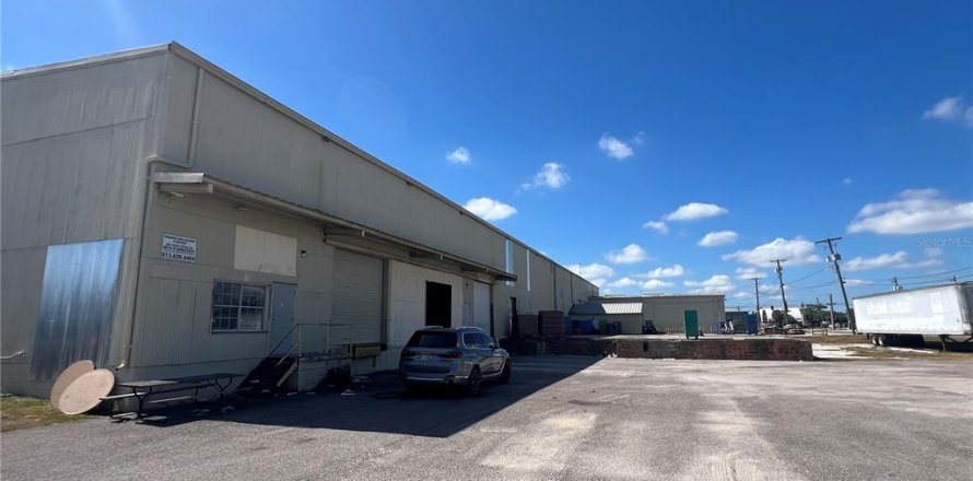 Commercial property in Tampa, Florida 3895.95 sq.m. № 2278044