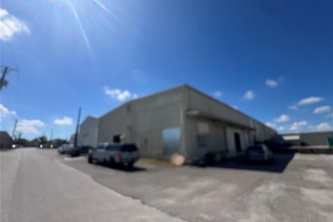 Commercial property in Tampa, Florida 3895.95 sq.m. № 2278044 - photo 3