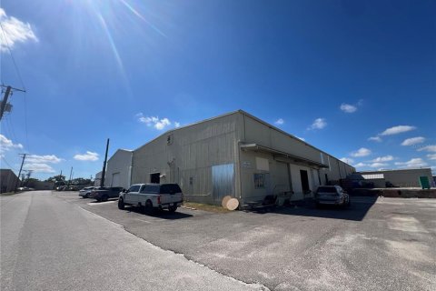 Commercial property in Tampa, Florida 3895.95 sq.m. № 2278044 - photo 4