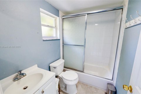House in Miami, Florida 5 bedrooms, 179.77 sq.m. № 1939056 - photo 17