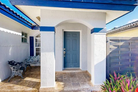 House in Miami, Florida 5 bedrooms, 179.77 sq.m. № 1939056 - photo 3