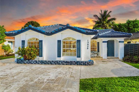 House in Miami, Florida 5 bedrooms, 179.77 sq.m. № 1939056 - photo 1