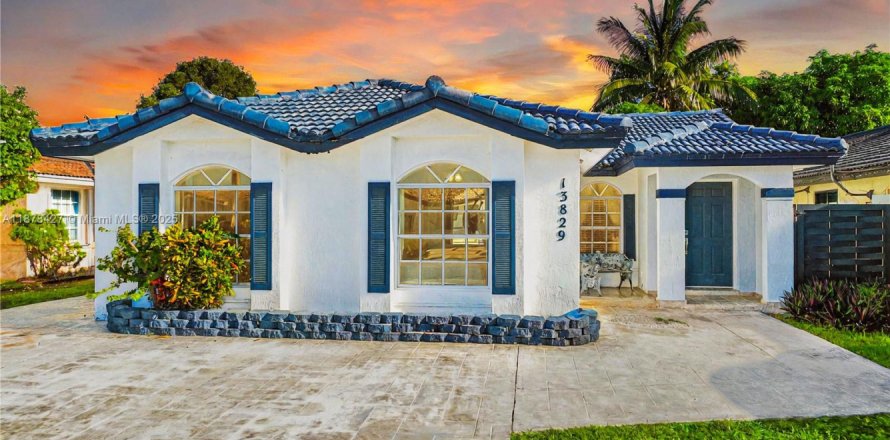 House in Miami, Florida 5 bedrooms, 179.77 sq.m. № 1939056