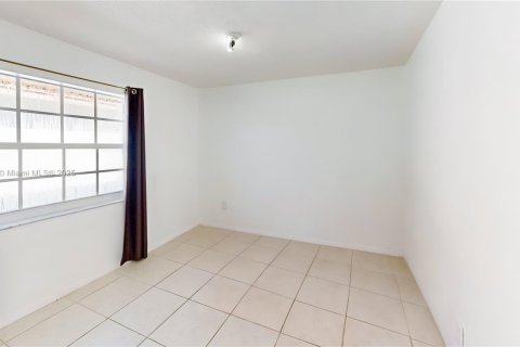 House in Miami, Florida 5 bedrooms, 179.77 sq.m. № 1939056 - photo 27