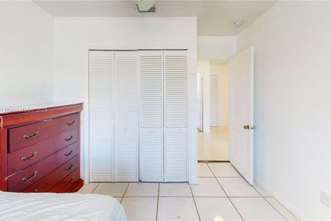 House in Miami, Florida 5 bedrooms, 179.77 sq.m. № 1939056 - photo 25
