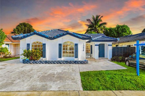 House in Miami, Florida 5 bedrooms, 179.77 sq.m. № 1939056 - photo 2