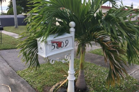 House in Margate, Florida 2 bedrooms, 79.52 sq.m. № 882379 - photo 1