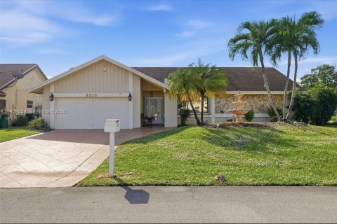 House in Tamarac, Florida 3 bedrooms, 165.64 sq.m. № 1985683 - photo 2