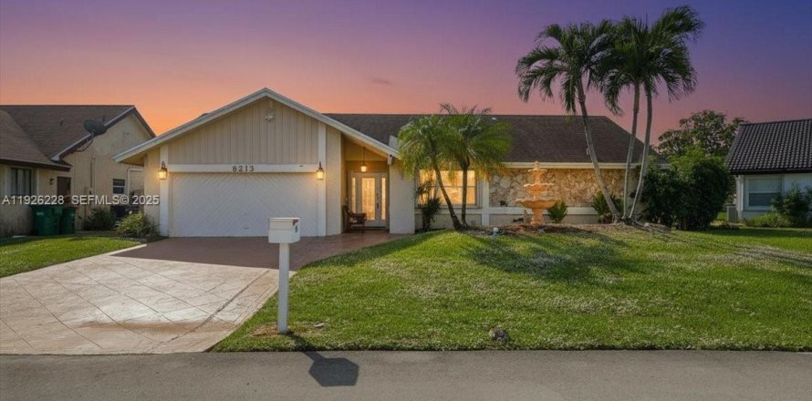 House in Tamarac, Florida 3 bedrooms, 165.64 sq.m. № 1985683