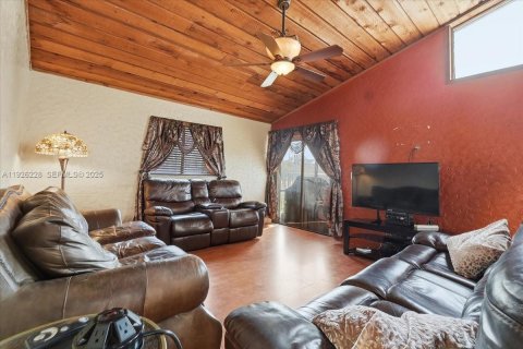 House in Tamarac, Florida 3 bedrooms, 165.64 sq.m. № 1985683 - photo 19