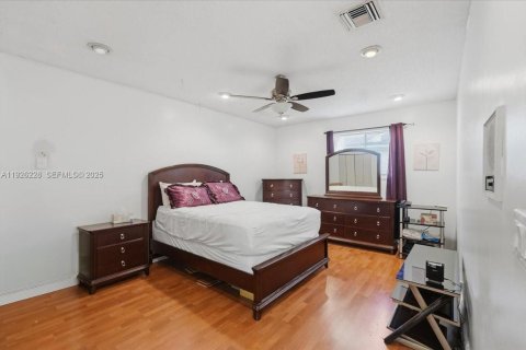 House in Tamarac, Florida 3 bedrooms, 165.64 sq.m. № 1985683 - photo 21