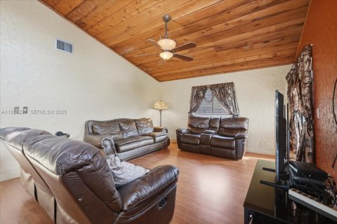 House in Tamarac, Florida 3 bedrooms, 165.64 sq.m. № 1985683 - photo 18