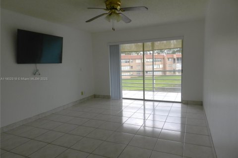 Condo in Sunrise, Florida, 1 bedroom  № 1954119 - photo 13