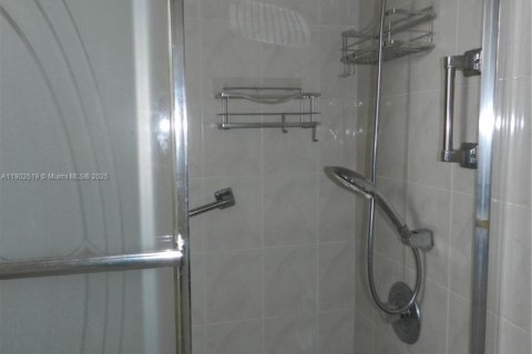 Condo in Sunrise, Florida, 1 bedroom  № 1954119 - photo 2