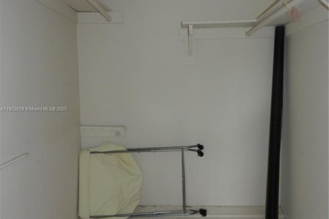 Condo in Sunrise, Florida, 1 bedroom  № 1954119 - photo 7