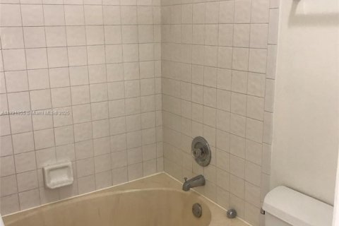 Townhouse in Aventura, Florida 2 bedrooms, 101.82 sq.m. № 1975900 - photo 12