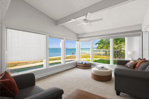 House in Saint Pete Beach, Florida 3 bedrooms, 218.32 sq.m. № 1687144 - photo 19