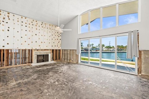 House in Saint Pete Beach, Florida 3 bedrooms, 218.32 sq.m. № 1687144 - photo 9