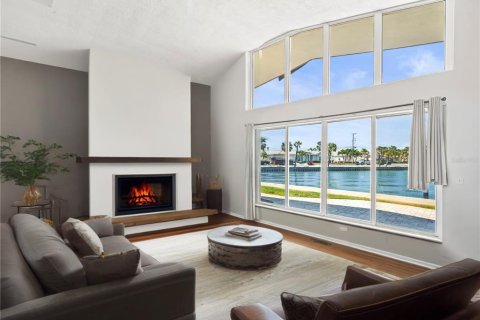House in Saint Pete Beach, Florida 3 bedrooms, 218.32 sq.m. № 1687144 - photo 8