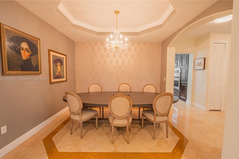 Villa ou maison à vendre à Miami, Floride: 5 chambres, 352.1 m2 № 1871479 - photo 10