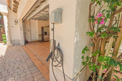 Villa ou maison à vendre à Miami, Floride: 5 chambres, 352.1 m2 № 1871479 - photo 4