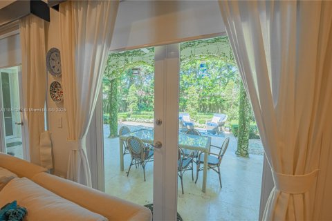 Villa ou maison à vendre à Miami, Floride: 5 chambres, 352.1 m2 № 1871479 - photo 27