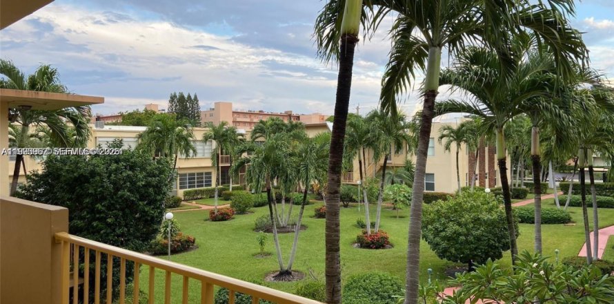 Кондоминиум с 1 спальней в Халландейл-Бич, Флорида № 2055700