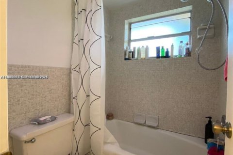 Купить кондоминиум в Халландейл-Бич, Флорида 1 спальня, 99.5м2, № 2055700 - фото 14