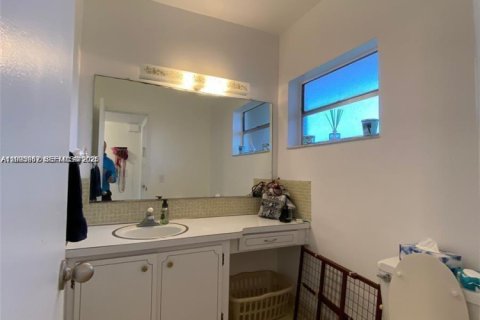 Купить кондоминиум в Халландейл-Бич, Флорида 1 спальня, 99.5м2, № 2055700 - фото 15