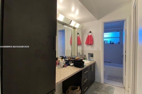 Купить кондоминиум в Халландейл-Бич, Флорида 1 спальня, 99.5м2, № 2055700 - фото 13