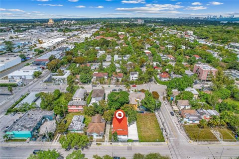 House in Miami, Florida 5 bedrooms, 141.21 sq.m. № 1958987 - photo 1