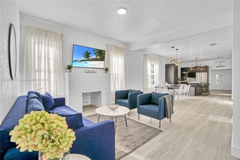 House in Miami, Florida 5 bedrooms, 141.21 sq.m. № 1958987 - photo 25