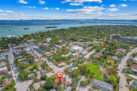 House in Miami, Florida 5 bedrooms, 141.21 sq.m. № 1958987 - photo 4