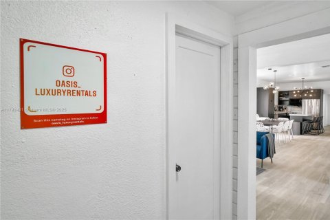 House in Miami, Florida 5 bedrooms, 141.21 sq.m. № 1958987 - photo 28