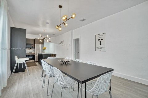 House in Miami, Florida 5 bedrooms, 141.21 sq.m. № 1958987 - photo 16