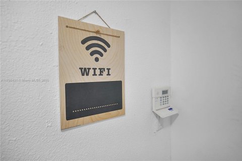 House in Miami, Florida 5 bedrooms, 141.21 sq.m. № 1958987 - photo 27