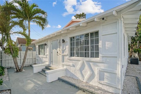 House in Miami, Florida 5 bedrooms, 141.21 sq.m. № 1958987 - photo 29