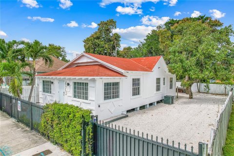 House in Miami, Florida 5 bedrooms, 141.21 sq.m. № 1958987 - photo 7