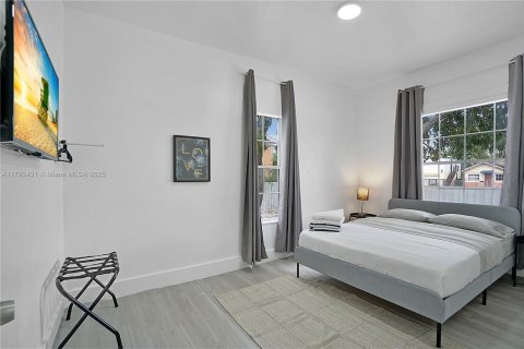 House in Miami, Florida 5 bedrooms, 141.21 sq.m. № 1958987 - photo 21