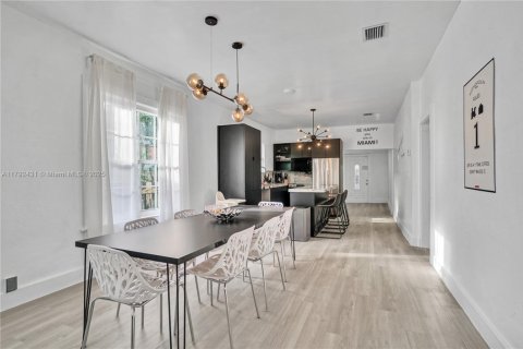 House in Miami, Florida 5 bedrooms, 141.21 sq.m. № 1958987 - photo 24