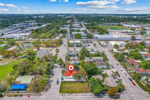 House in Miami, Florida 5 bedrooms, 141.21 sq.m. № 1958987 - photo 2