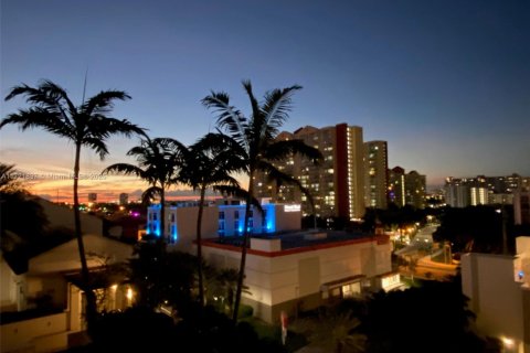 Copropriété à louer à Sunny Isles Beach, Floride: 3 chambres, 141.58 m2 № 1961895 - photo 2