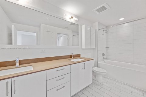 Copropriété à vendre à Miami, Floride: 1 chambre, 76.09 m2 № 1954213 - photo 4