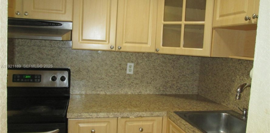 Кондоминиум с 1 спальней в Хайалиа, Флорида № 1982708