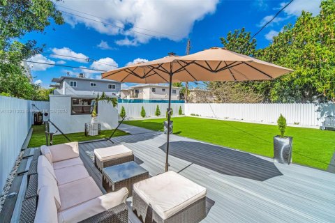 House in Miami, Florida 3 bedrooms, 144.56 sq.m. № 2013375 - photo 24