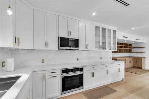 House in Miami, Florida 3 bedrooms, 144.56 sq.m. № 2013375 - photo 11